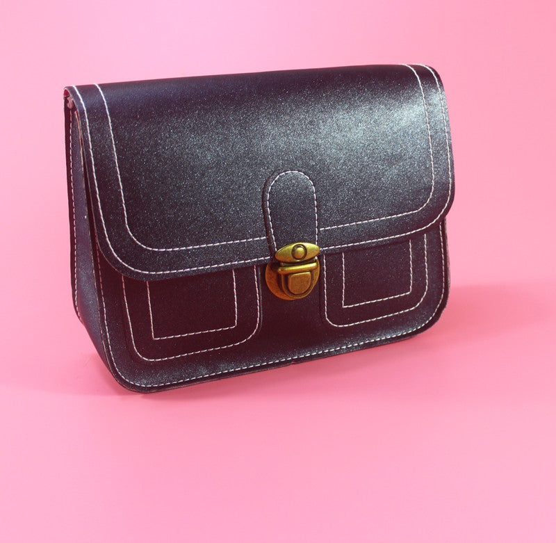 Retro Buckle Bag – Classic Style, Modern Vibe