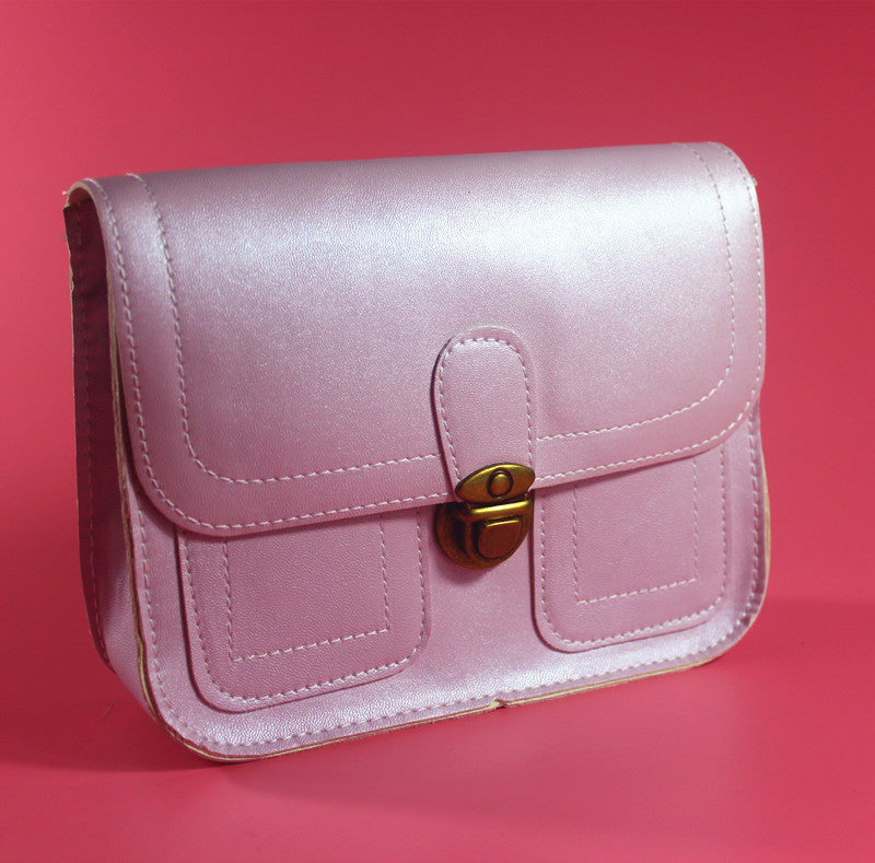 Retro Buckle Bag – Classic Style, Modern Vibe