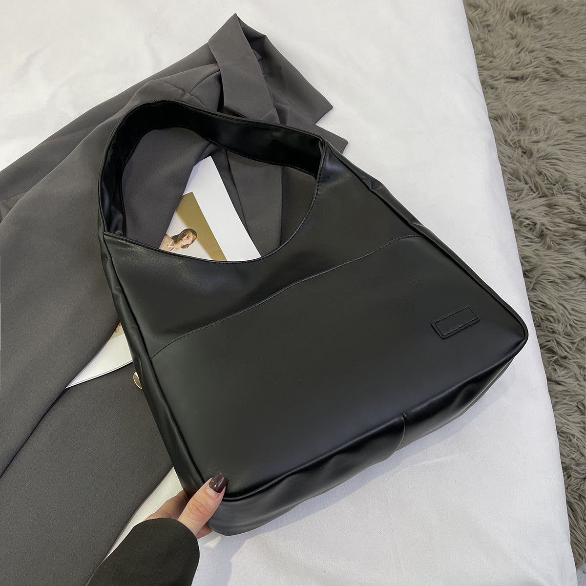 Tote Lion Ridge Design, Spacious & Stylish Bag